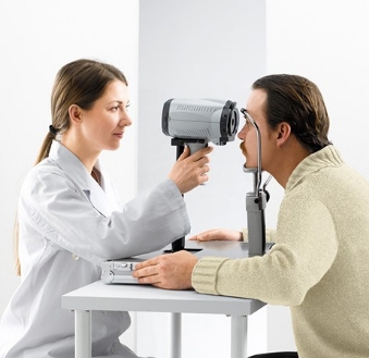 視力檢查的便捷工具：手持式的自動驗光儀讓眼科檢查更快速準確