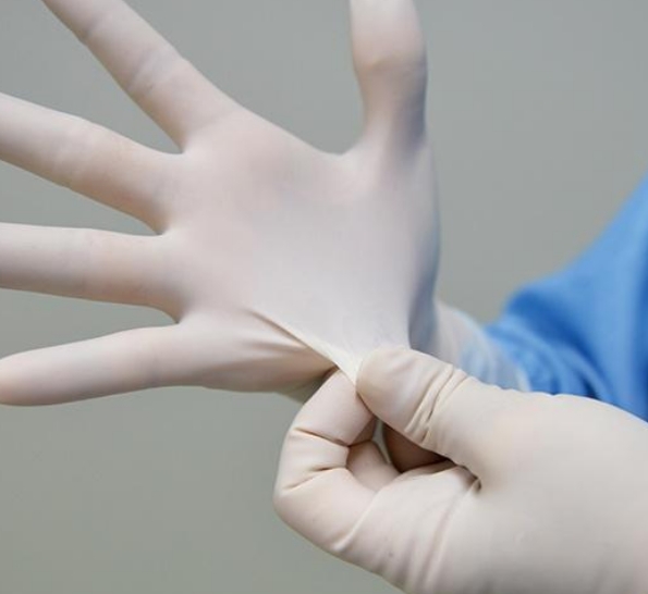 醫(yī)用手套：觸感與防護(hù)兼?zhèn)洹t(yī)用手套的材質(zhì)和應(yīng)用場景解析